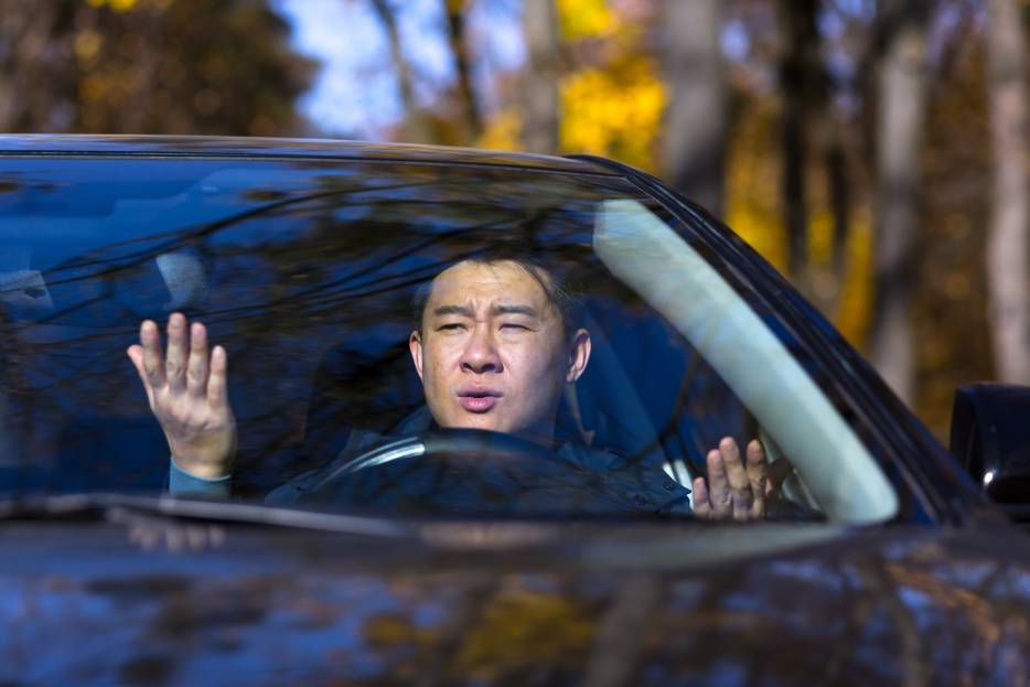 ¿Por qué el coche da tirones?